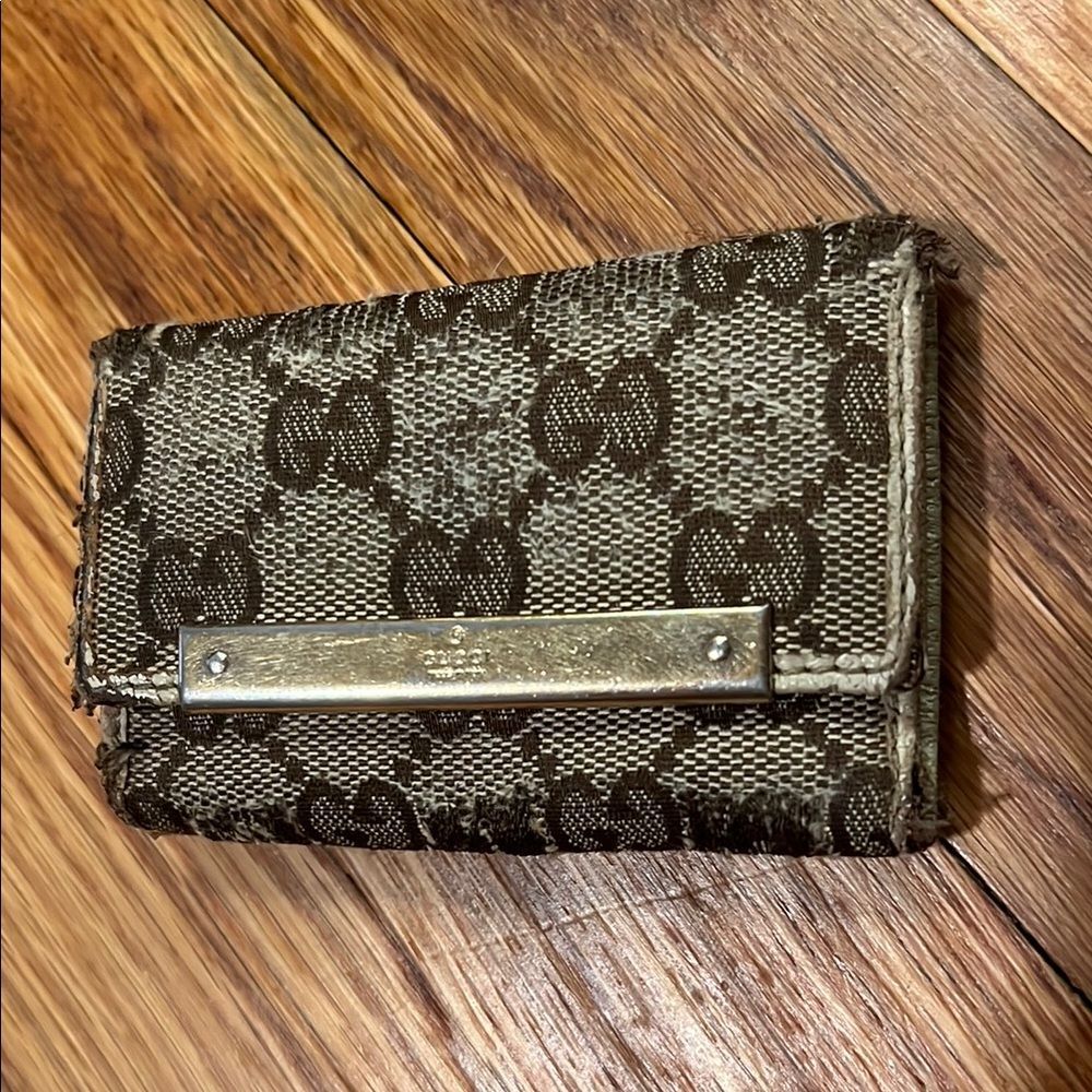 100% Authentic Gucci Brown Key Holder Monogram Style, Brown/Gold